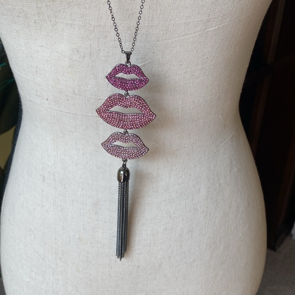 Fun, flirty, sparkly tower of lips, long necklace - Picture 1 of 7
